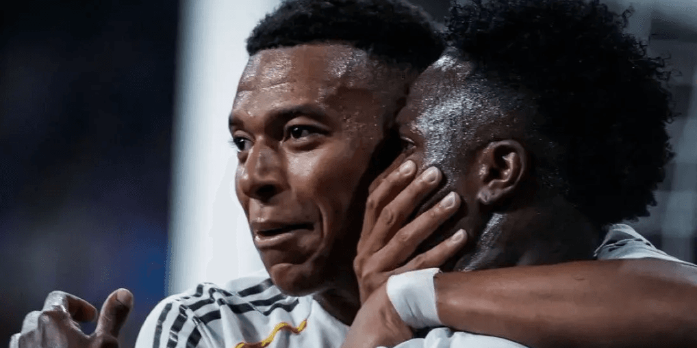 Vinícius Shouted Angrily Towards the Pitch; Mbappé Stepped Forward to Cover His Mouth Immediately