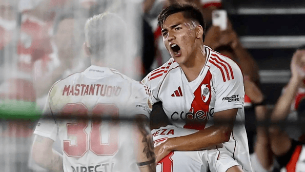 جناح أرجنتيني بالقدم اليسرى.. برشلونة يضع عينه على جوهرة ريفر بليت الجديدة