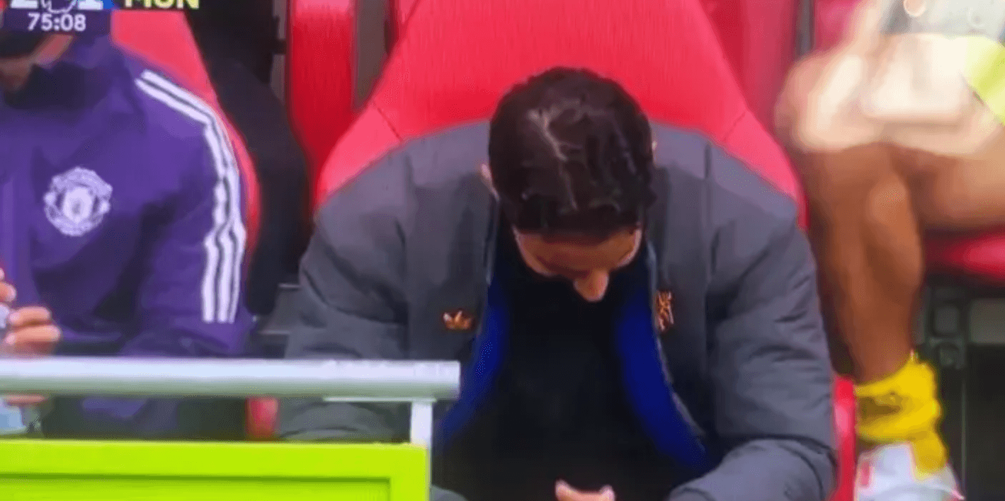 خائف من المشاهدة مرة أخرى! أموريم يجلس صامتًا ورأسه منخفض على دكة البدلاء أثناء تنفيذ برونو فيرناندز للركلة