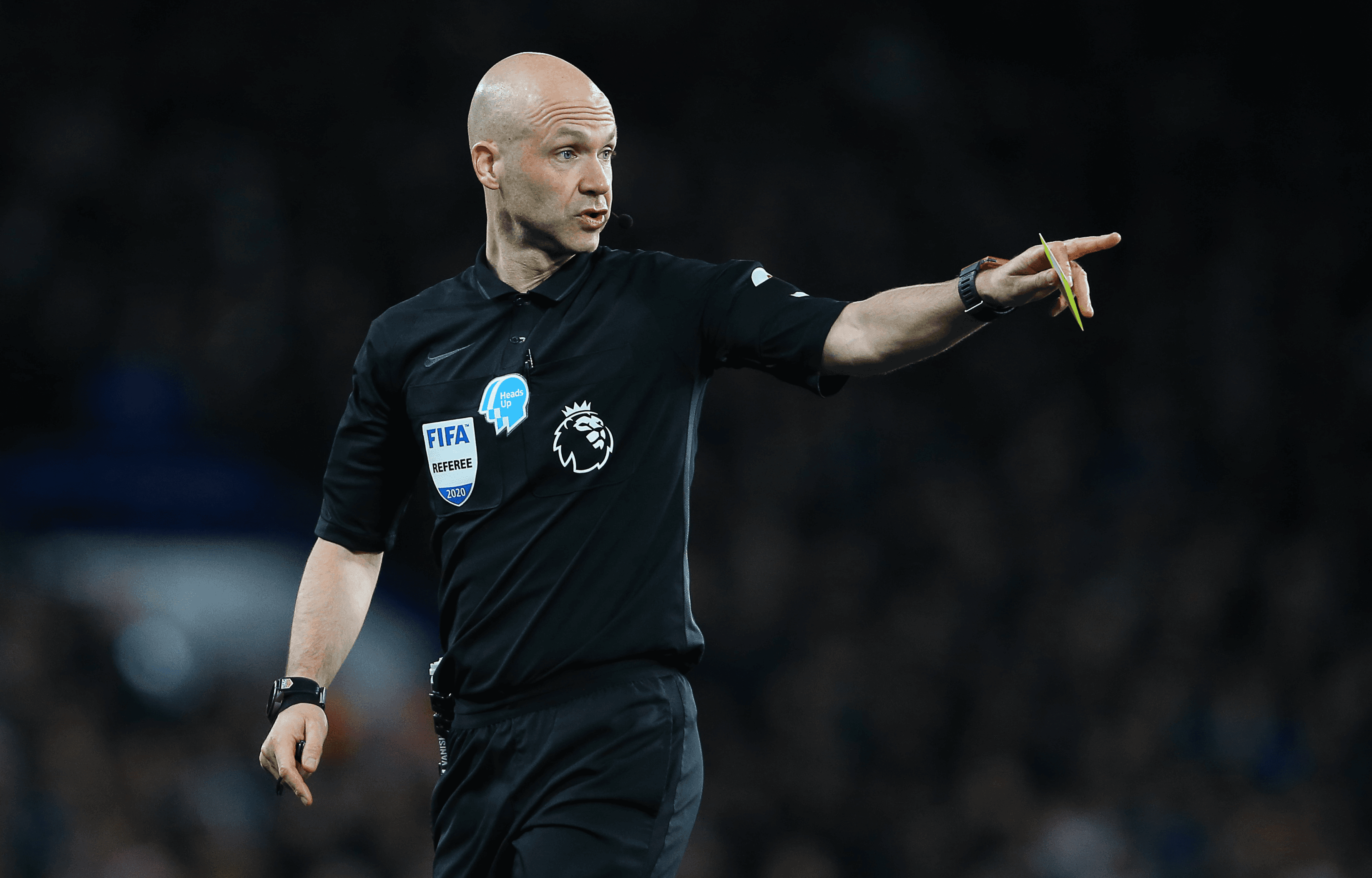 أنتوني تايلور: حوصر من قبل مشجعي روما بعد نهائي الدوري الأوروبي ٢٠٢٣ وفكر في اعتزال التحكيم