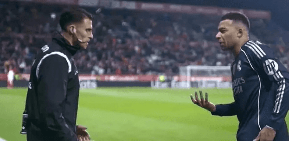 Emotional Outburst! Mbappé Confronts Fourth Official: Look at Me When I’m Talking to You!